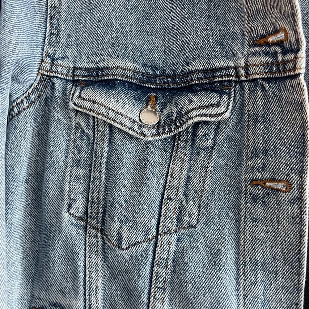 H&M Classic Light Wash Denim Jean Jacket - Picture 6 of 10